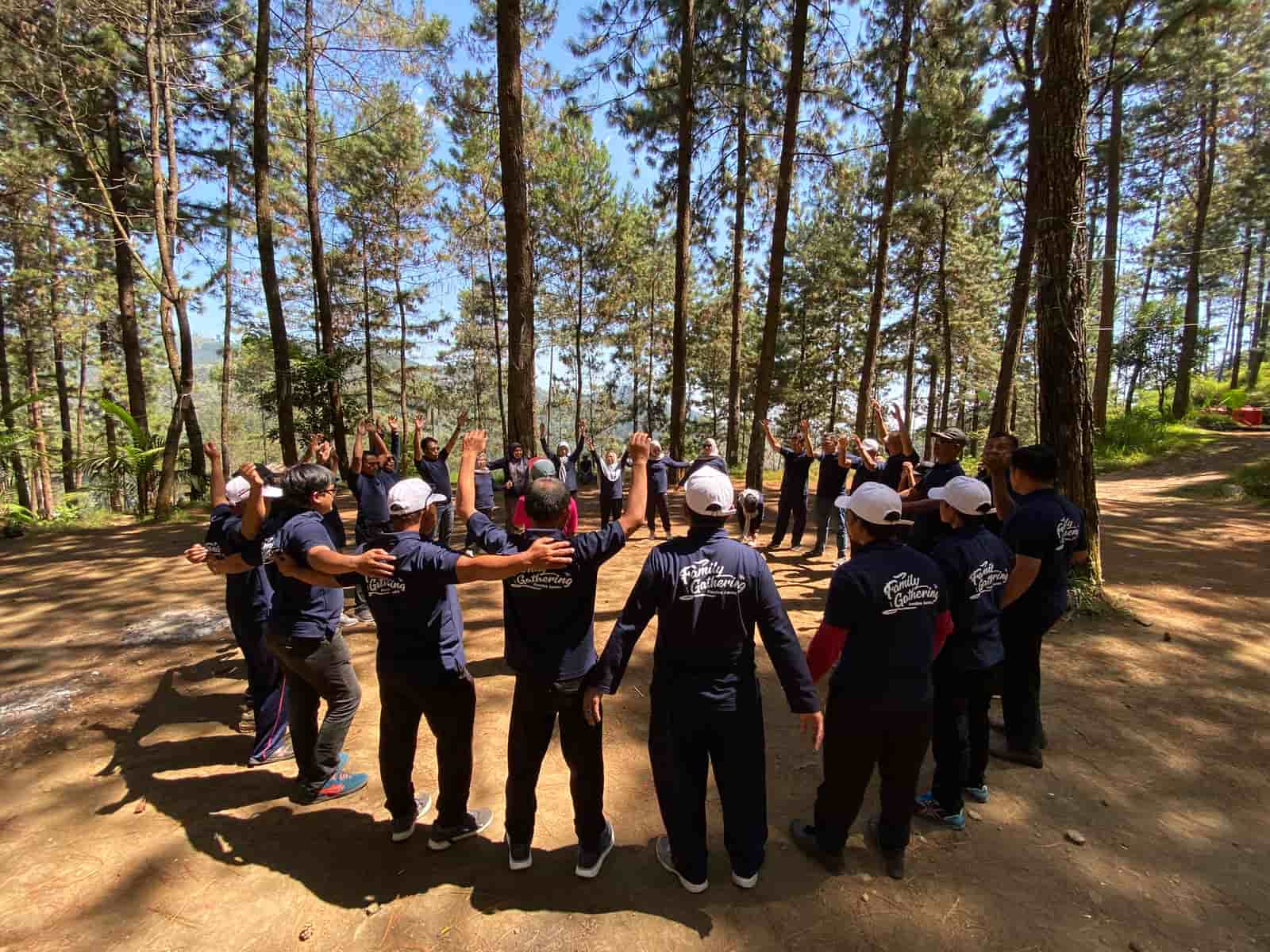 Peserta outbound gathering mengikuti permainan tim di area Guci Tegal