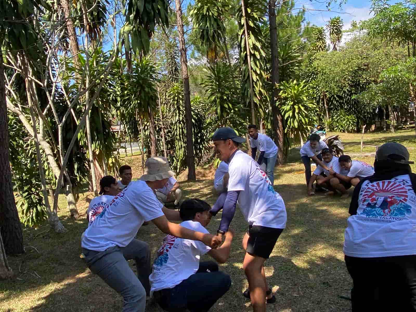 Suasana outing retreat perusahaan dengan pemandangan alam Guci Tegal