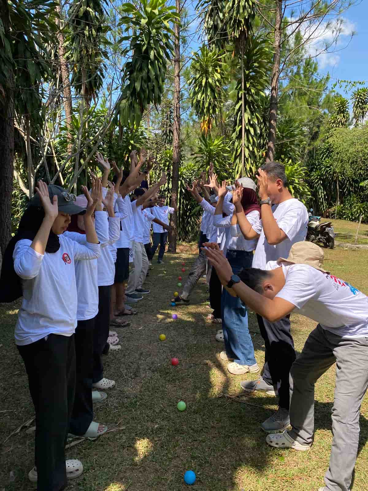 Rombongan gathering kelompok besar berkumpul di area outbound Guci