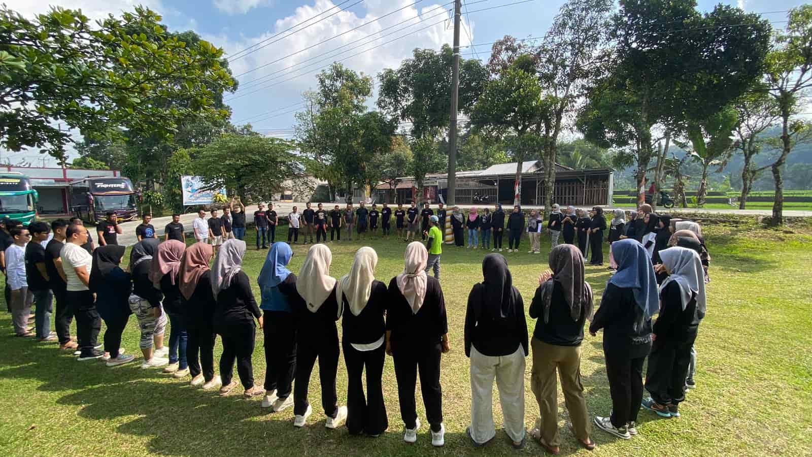 Peserta gathering komunitas menikmati kegiatan kebersamaan di Guci Tegal