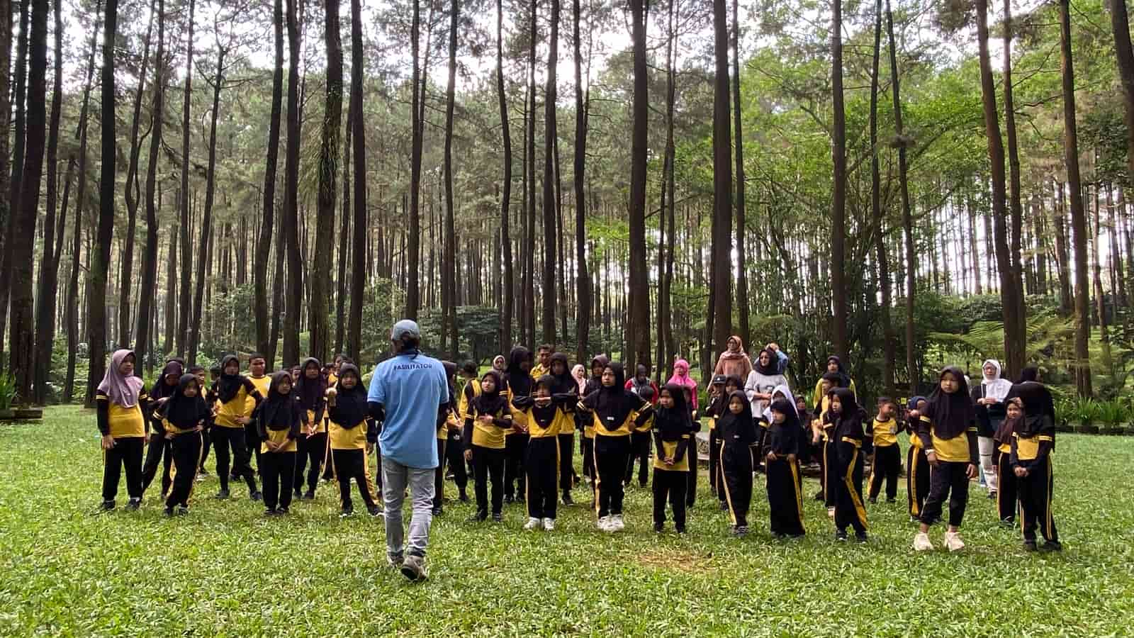 Karyawan perusahaan mengikuti program outbound training di Guci