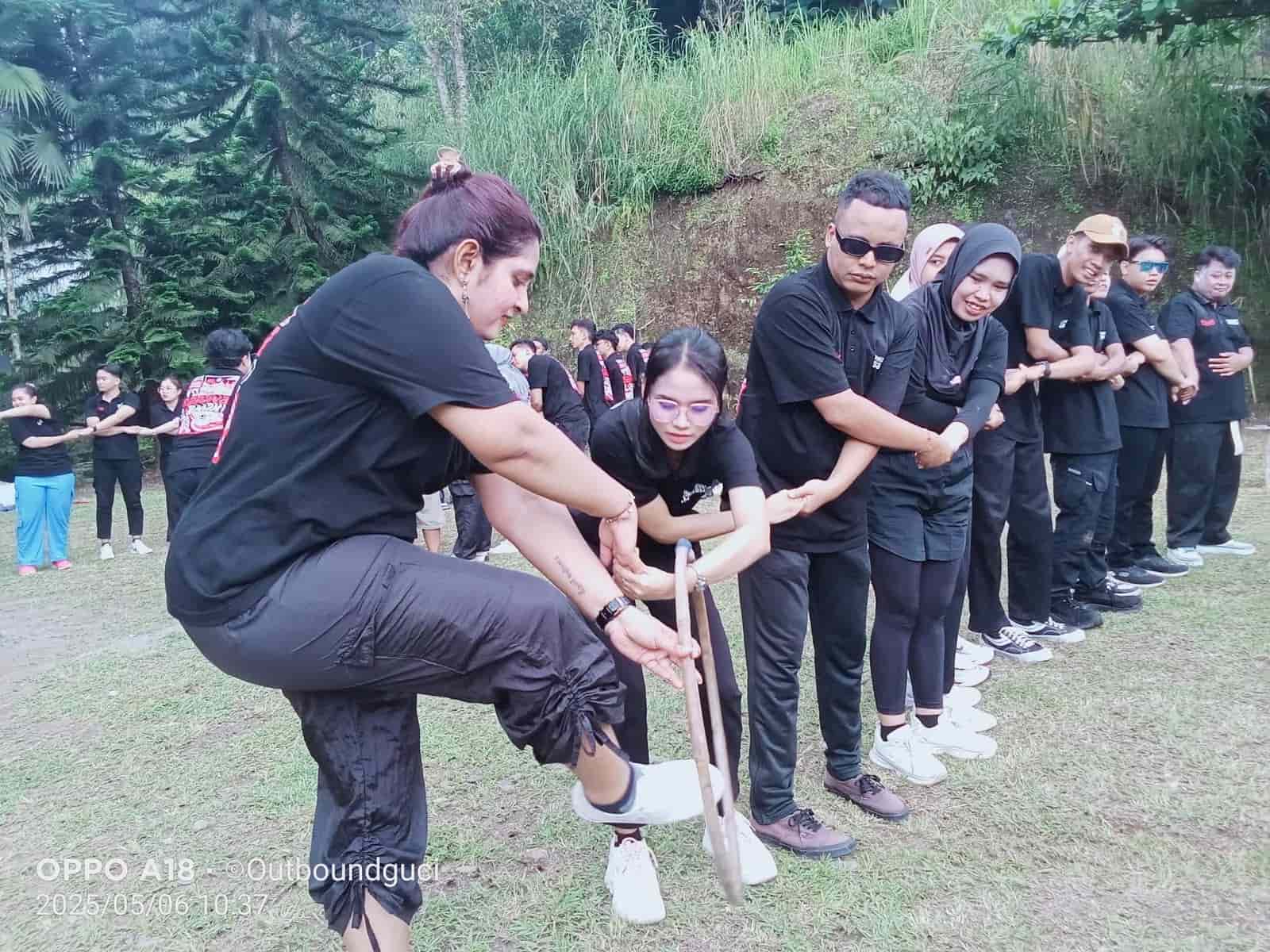 Apa itu outbound? Pengertian outbound training, jenis-jenis, manfaat untuk perusahaan & sekolah, bedanya dengan gathering, plus tips memilih penyedia. Lengkap 2026. Konsultasi gratis via WhatsApp.