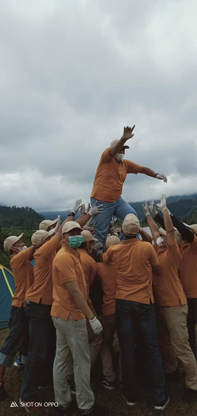 Kegiatan retreat perusahaan di kawasan Guci Tegal