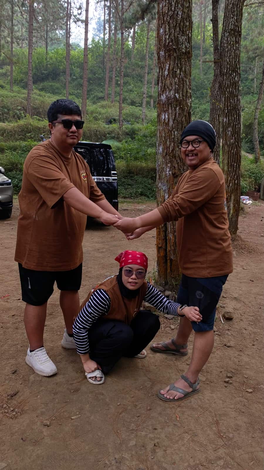 Kegiatan outing keluarga menikmati alam Guci