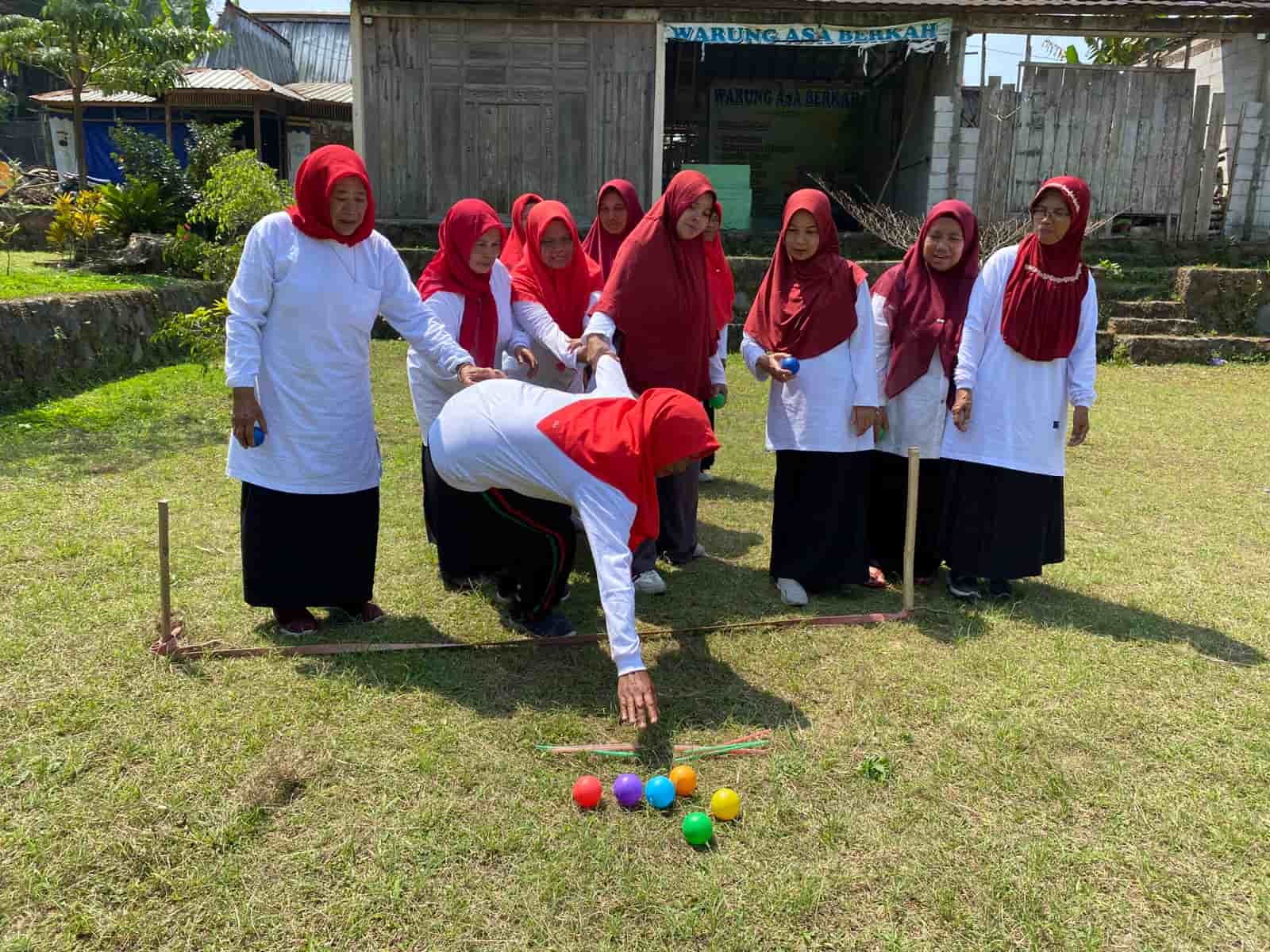 Momen seru peserta outbound saat mengikuti tantangan kegiatan di Guci